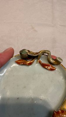 A Chinese iron-red gilt-decorated celadon-glazed peach-shaped brushwasher, 18th C. — photo 3