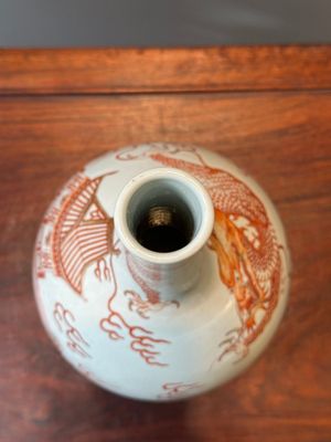 A Chinese iron-red gilt-decorated 'dragon and carp' bottle vase, 19/20th C. — 照片 5