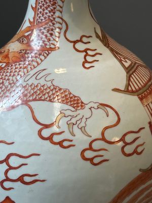 A Chinese iron-red gilt-decorated 'dragon and carp' bottle vase, 19/20th C. — 照片 7