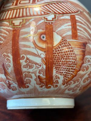 A Chinese iron-red gilt-decorated 'dragon and carp' bottle vase, 19/20th C. — 照片 10