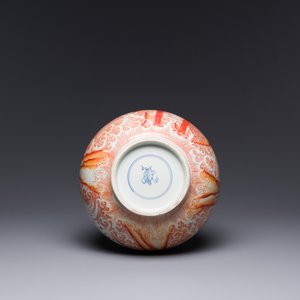 A Chinese iron-red gilt-decorated 'dragon and carp' bottle vase, 19/20th C. — 照片 3