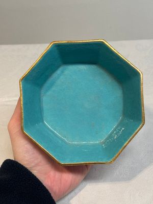 A Chinese iron-red gilt-decorated octagonal 'trigrams' bowl, Tongzhi mark and of the period — photo 5
