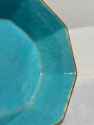 A Chinese iron-red gilt-decorated octagonal 'trigrams' bowl, Tongzhi mark and of the period — photo 7