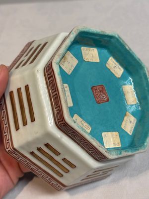 A Chinese iron-red gilt-decorated octagonal 'trigrams' bowl, Tongzhi mark and of the period — photo 9