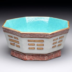 A Chinese iron-red gilt-decorated octagonal 'trigrams' bowl, Tongzhi mark and of the period — photo 1