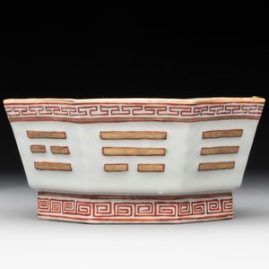 A Chinese iron-red gilt-decorated octagonal 'trigrams' bowl, Tongzhi mark and of the period — photo 2