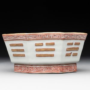 A Chinese iron-red gilt-decorated octagonal 'trigrams' bowl, Tongzhi mark and of the period — photo 3