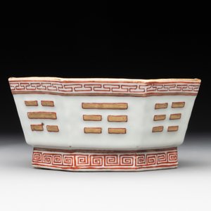 A Chinese iron-red gilt-decorated octagonal 'trigrams' bowl, Tongzhi mark and of the period — photo 4