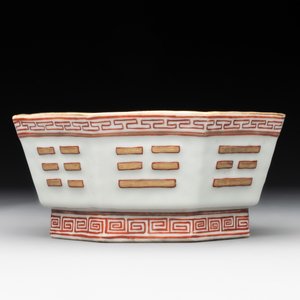 A Chinese iron-red gilt-decorated octagonal 'trigrams' bowl, Tongzhi mark and of the period — photo 5