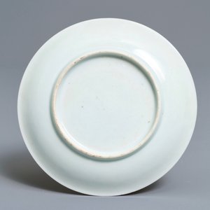 A Chinese iron red, grisaille, gilt and overglaze blue 'carps and crane' cup and saucer, Yongzheng — 照片 4