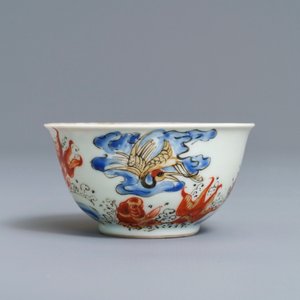 A Chinese iron red, grisaille, gilt and overglaze blue 'carps and crane' cup and saucer, Yongzheng — 照片 5