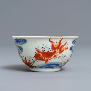 A Chinese iron red, grisaille, gilt and overglaze blue 'carps and crane' cup and saucer, Yongzheng — 照片 6