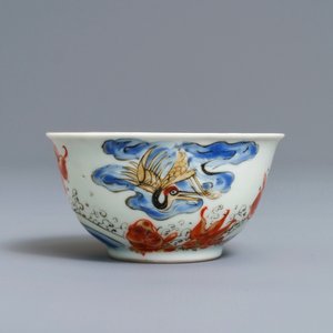 A Chinese iron red, grisaille, gilt and overglaze blue 'carps and crane' cup and saucer, Yongzheng — 照片 7