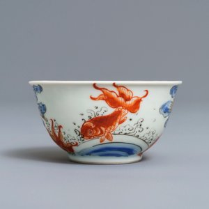 A Chinese iron red, grisaille, gilt and overglaze blue 'carps and crane' cup and saucer, Yongzheng — 照片 8