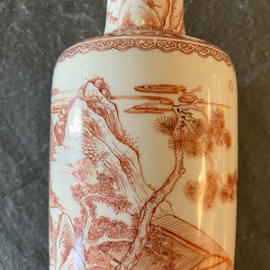 A Chinese iron red rouleau 'landscape' vase, Kangxi — 照片 13