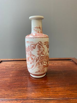 A Chinese iron-red rouleau vase, signed Xi Yi 西逸 , Kangxi — photo 1