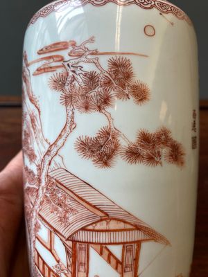 A Chinese iron-red rouleau vase, signed Xi Yi 西逸 , Kangxi — photo 7