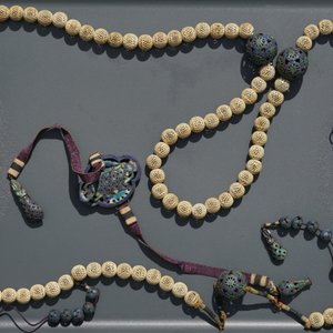 A Chinese ivory and enamelled silver court necklace, 18th C. — photo 2