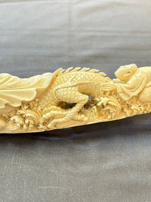 A Chinese ivory carving depicting a Luohan and a dragon, 'Da Ming 大明' mark, 19/20th C. — foto 12