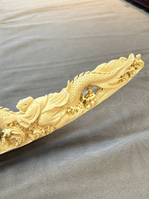 A Chinese ivory carving depicting a Luohan and a dragon, 'Da Ming 大明' mark, 19/20th C. — foto 13