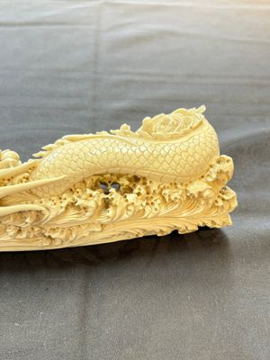 A Chinese ivory carving depicting a Luohan and a dragon, 'Da Ming 大明' mark, 19/20th C. — foto 14