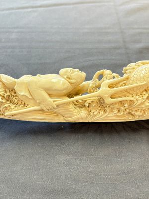 A Chinese ivory carving depicting a Luohan and a dragon, 'Da Ming 大明' mark, 19/20th C. — foto 15