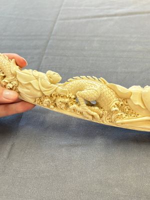 A Chinese ivory carving depicting a Luohan and a dragon, 'Da Ming 大明' mark, 19/20th C. — foto 16
