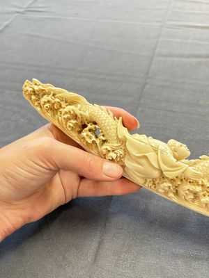 A Chinese ivory carving depicting a Luohan and a dragon, 'Da Ming 大明' mark, 19/20th C. — foto 17