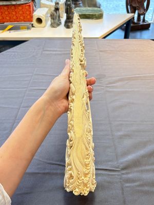 A Chinese ivory carving depicting a Luohan and a dragon, 'Da Ming 大明' mark, 19/20th C. — foto 18