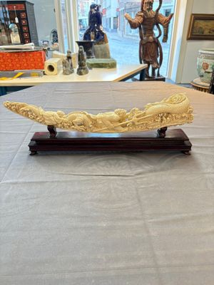 A Chinese ivory carving depicting a Luohan and a dragon, 'Da Ming 大明' mark, 19/20th C. — foto 4