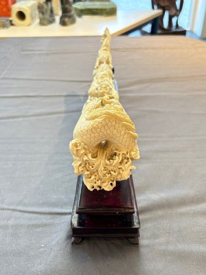A Chinese ivory carving depicting a Luohan and a dragon, 'Da Ming 大明' mark, 19/20th C. — foto 5