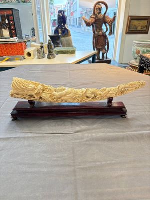 A Chinese ivory carving depicting a Luohan and a dragon, 'Da Ming 大明' mark, 19/20th C. — foto 6