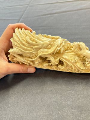 A Chinese ivory carving depicting a Luohan and a dragon, 'Da Ming 大明' mark, 19/20th C. — foto 10