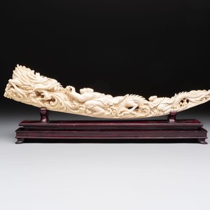 A Chinese ivory carving depicting a Luohan and a dragon, 'Da Ming 大明' mark, 19/20th C. — foto 2