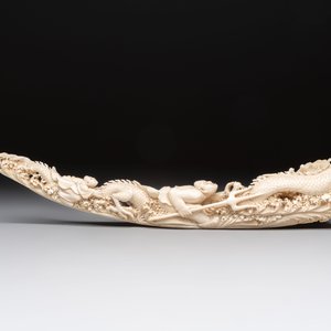 A Chinese ivory carving depicting a Luohan and a dragon, 'Da Ming 大明' mark, 19/20th C. — foto 3