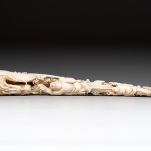 A Chinese ivory carving depicting a Luohan and a dragon, 'Da Ming 大明' mark, 19/20th C. — foto 5