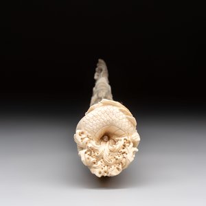 A Chinese ivory carving depicting a Luohan and a dragon, 'Da Ming 大明' mark, 19/20th C. — foto 7