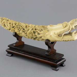 A Chinese ivory carving of a dragon on wooden stand, early 20th C. — 照片 1