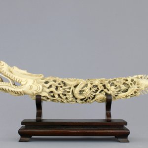 A Chinese ivory carving of a dragon on wooden stand, early 20th C. — 照片 4