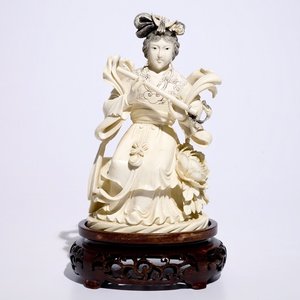 A Chinese ivory figure of a lady playing a flute on wooden base, early 20th C. — 照片 1