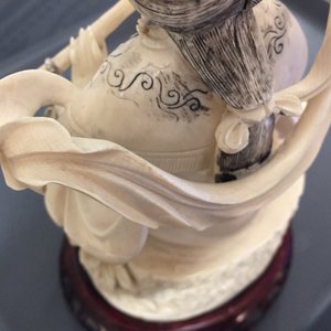A Chinese ivory figure of a lady playing a flute on wooden base, early 20th C. — 照片 7