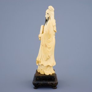A Chinese ivory figure of a sage with a parchment roll on stand, late 19th C. — photo 3