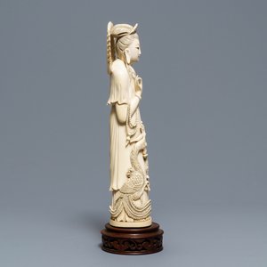 A Chinese ivory figure of Guanyin with a phoenix, ca. 1900 — 照片 4