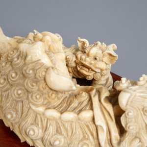 A Chinese ivory group of a Buddhist lion with cub, ca. 1920 — 照片 6