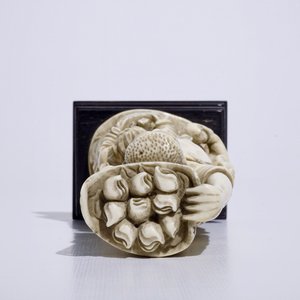 A Chinese ivory group of a peach picker on wooden base, early 20th C. — 照片 6