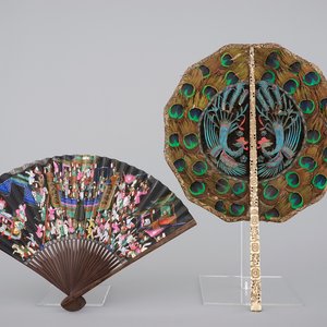 A Chinese ivory-handled kingfisher and peacok feather Mandarin handscreen and a paper fan, 19th C. — foto 1