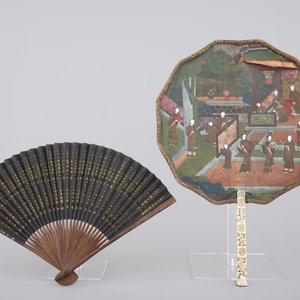 A Chinese ivory-handled kingfisher and peacok feather Mandarin handscreen and a paper fan, 19th C. — foto 2