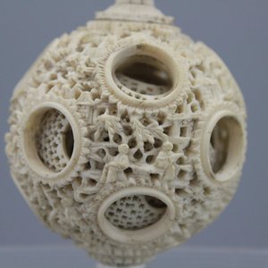 A Chinese ivory hanging puzzle ball on plexi stand, 19th C. — 照片 1