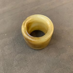 A Chinese jade archer's ring, a horn libation cup and a Beijing glass brush washer, 18th C. and later — photo 11