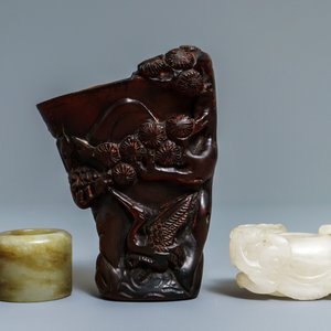 A Chinese jade archer's ring, a horn libation cup and a Beijing glass brush washer, 18th C. and later — photo 2